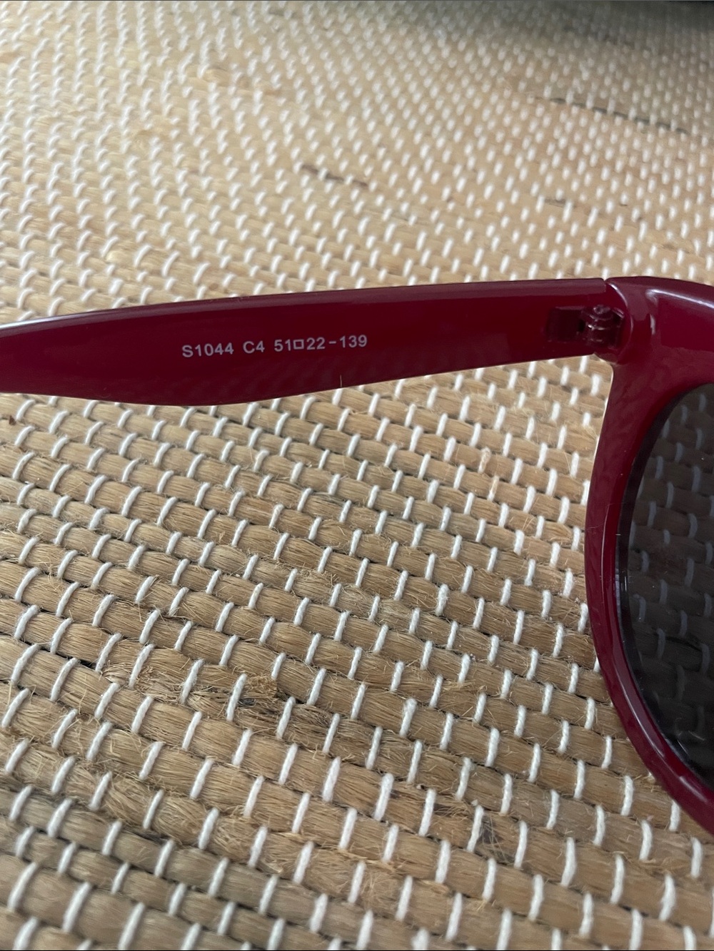 Stylish Women's Red Cat-Eye Sunglasses - Picture 3 of 6